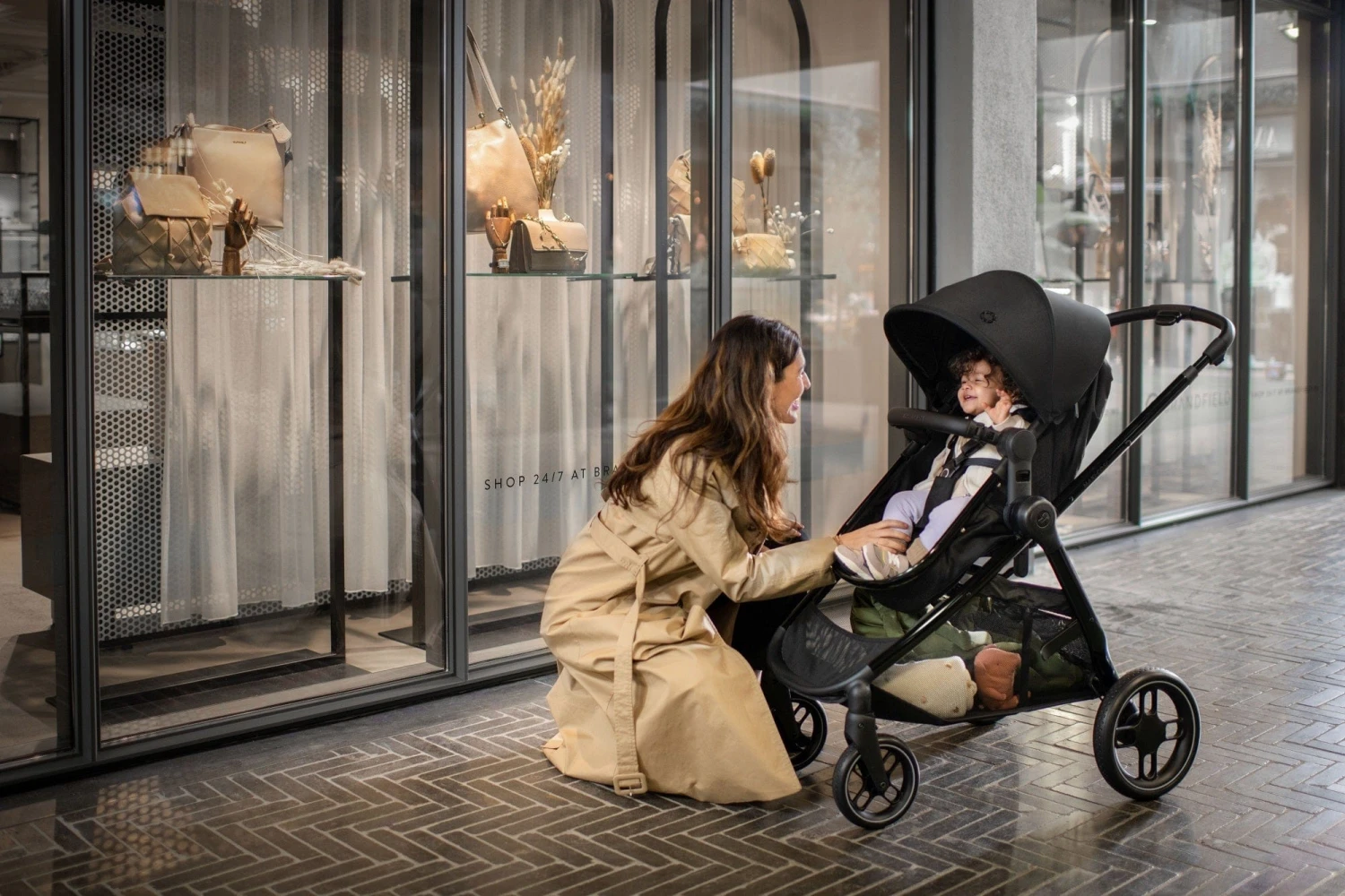 Maxi-Cosi Maxi Cosi Zelia Luxe Cabriofix I-Size & Base Travel System - Twillic Black 4 Maxi-Cosi Maxi Cosi Zelia Luxe Cabriofix I-Size & Base Travel System - Twillic Black - Image 2